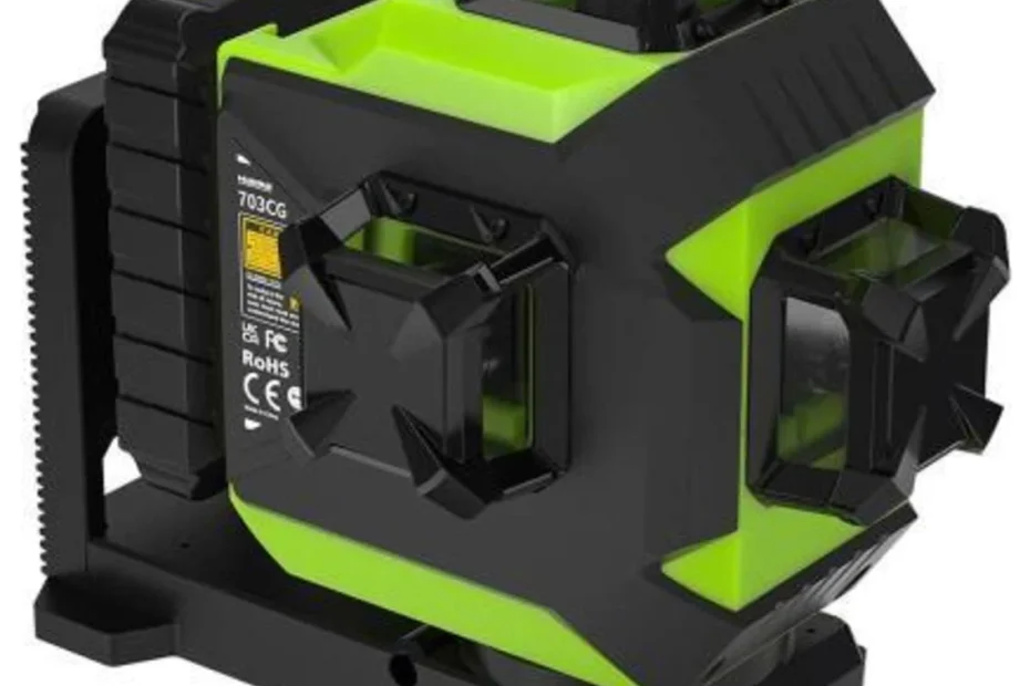 Niveau laser Huepar 703CG vu de trois quarts, support aimanté en L à la base