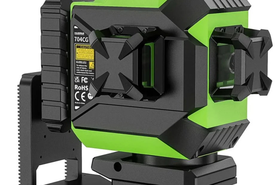 Niveau laser Huepar 704CG vu de trois quarts sur son support magnétique en L