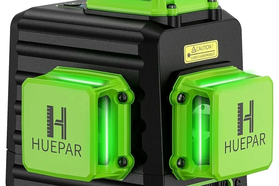 Niveau laser Huepar B03CG Pro vu de trois quarts, capot plat et fenêtres vertes