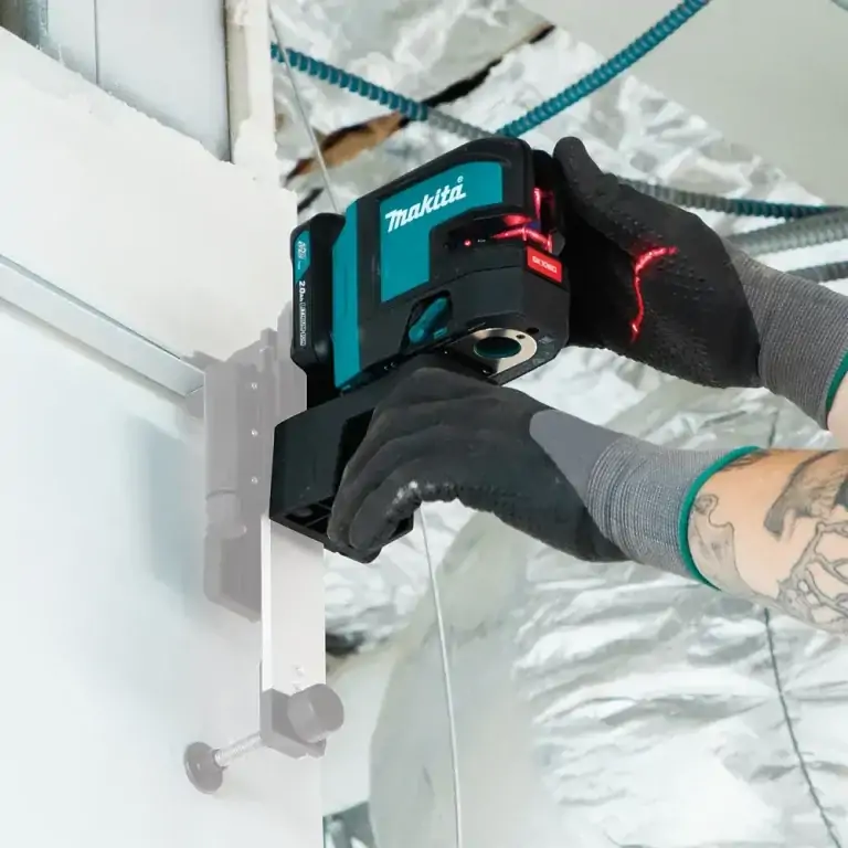 Avis et test du niveau laser Makita SK106DZ : combi croix et 4 points rouge