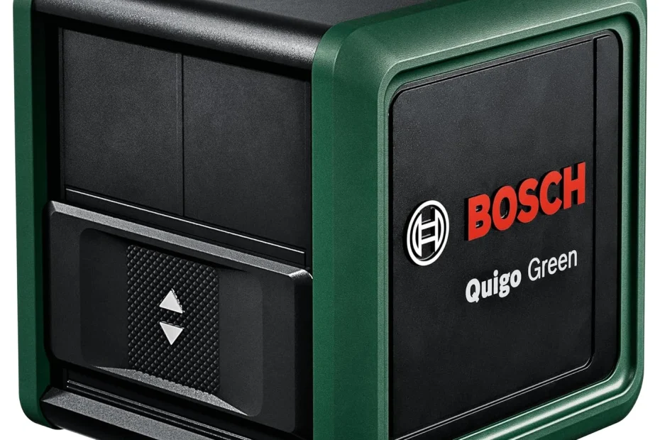 Laser croix Bosch Quigo Green vu de trois quarts, boîtier vert et noir, curseur de mise en marche