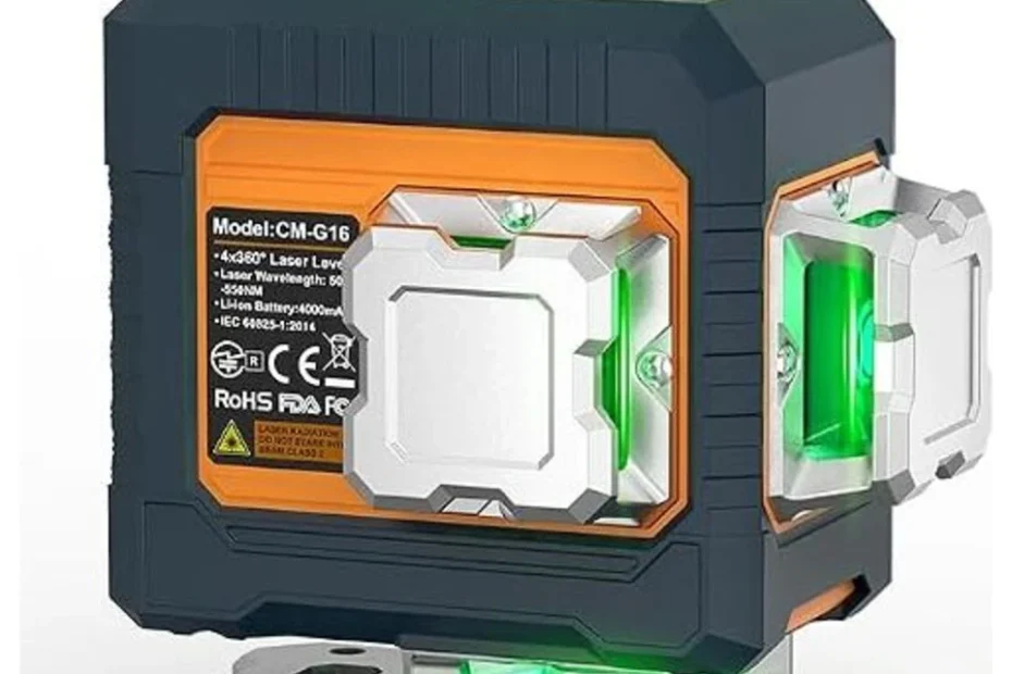 Niveau laser 4D vert CIGMAN CM-G16 gris et orange sur son socle, fenêtres vertes allumées