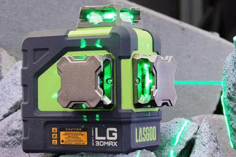 Niveau laser 3D vert LasGoo LG-3DMAX posé sur des blocs de béton, traits verts au sol